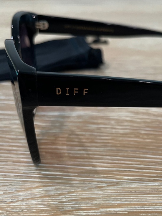 NEW DIFF Maya Oversized Black Sunglasses w/ Case main image 4